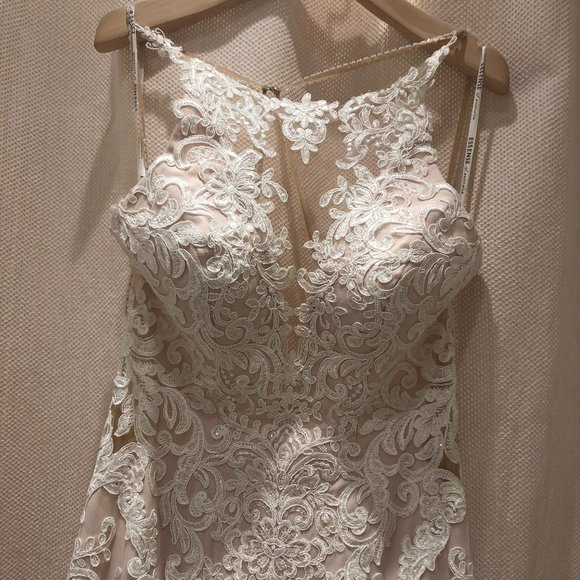 Ivory lace, illusion neckline, low back - Picture 1 of 5